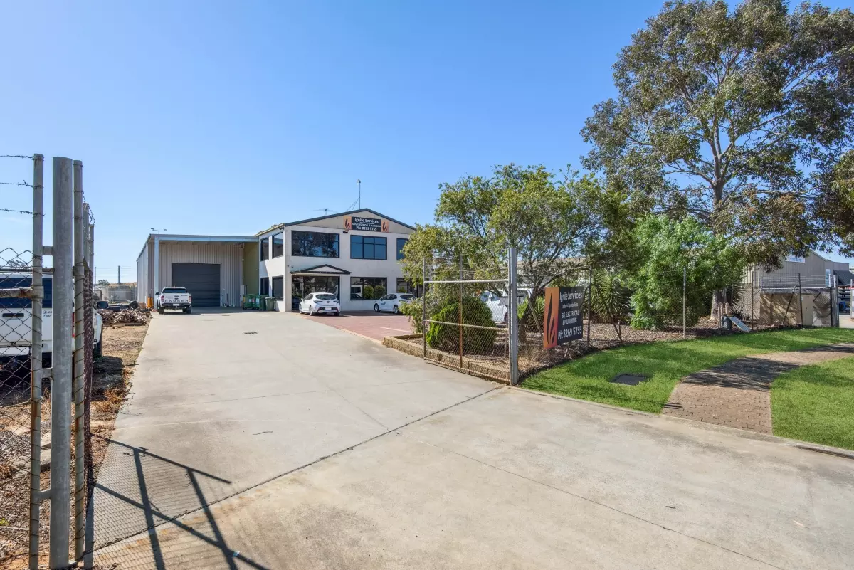 SRE-41, Prime Commercial Property with Office and Workshop Space in Cavan, South Australia