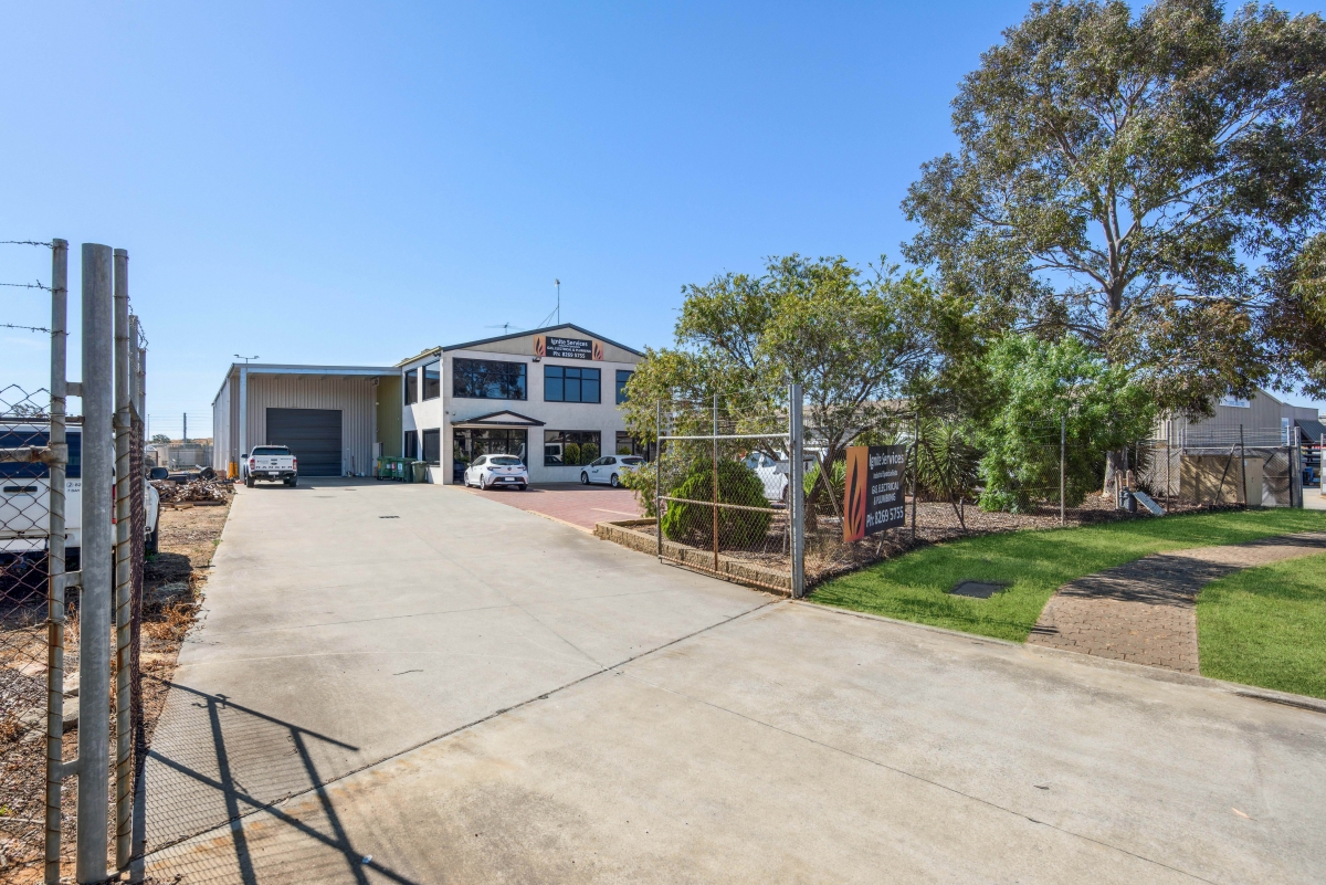 SRE-41, Prime Commercial Property with Office and Workshop Space in Cavan, South Australia